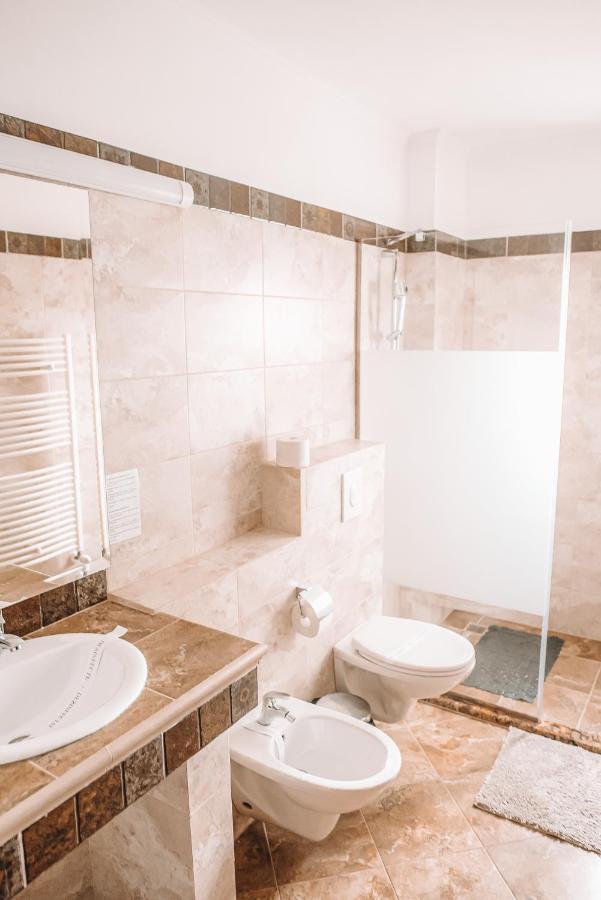 Hotel Curtea Bizantina Suceava Exterior foto