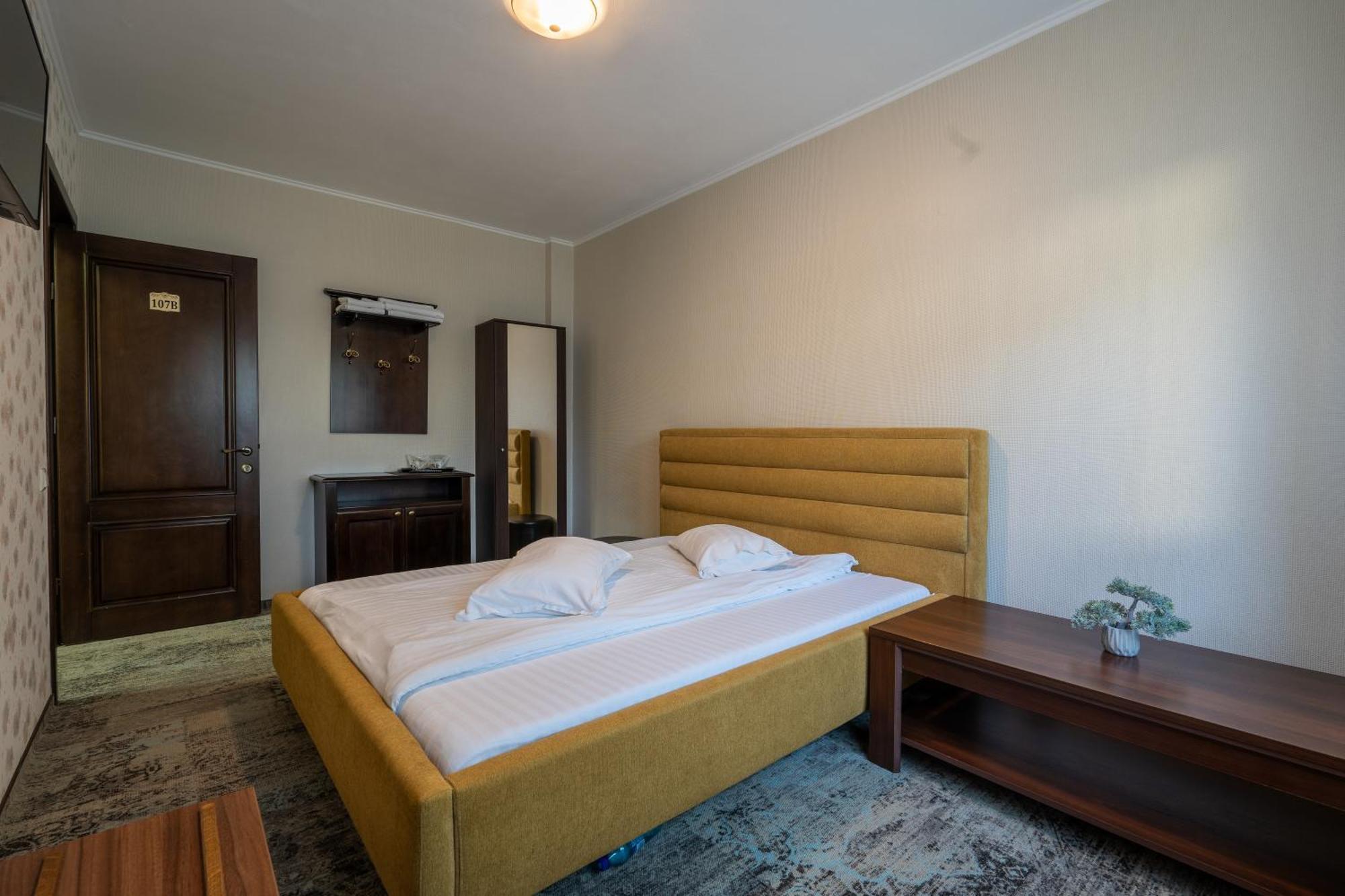 Hotel Curtea Bizantina Suceava Exterior foto