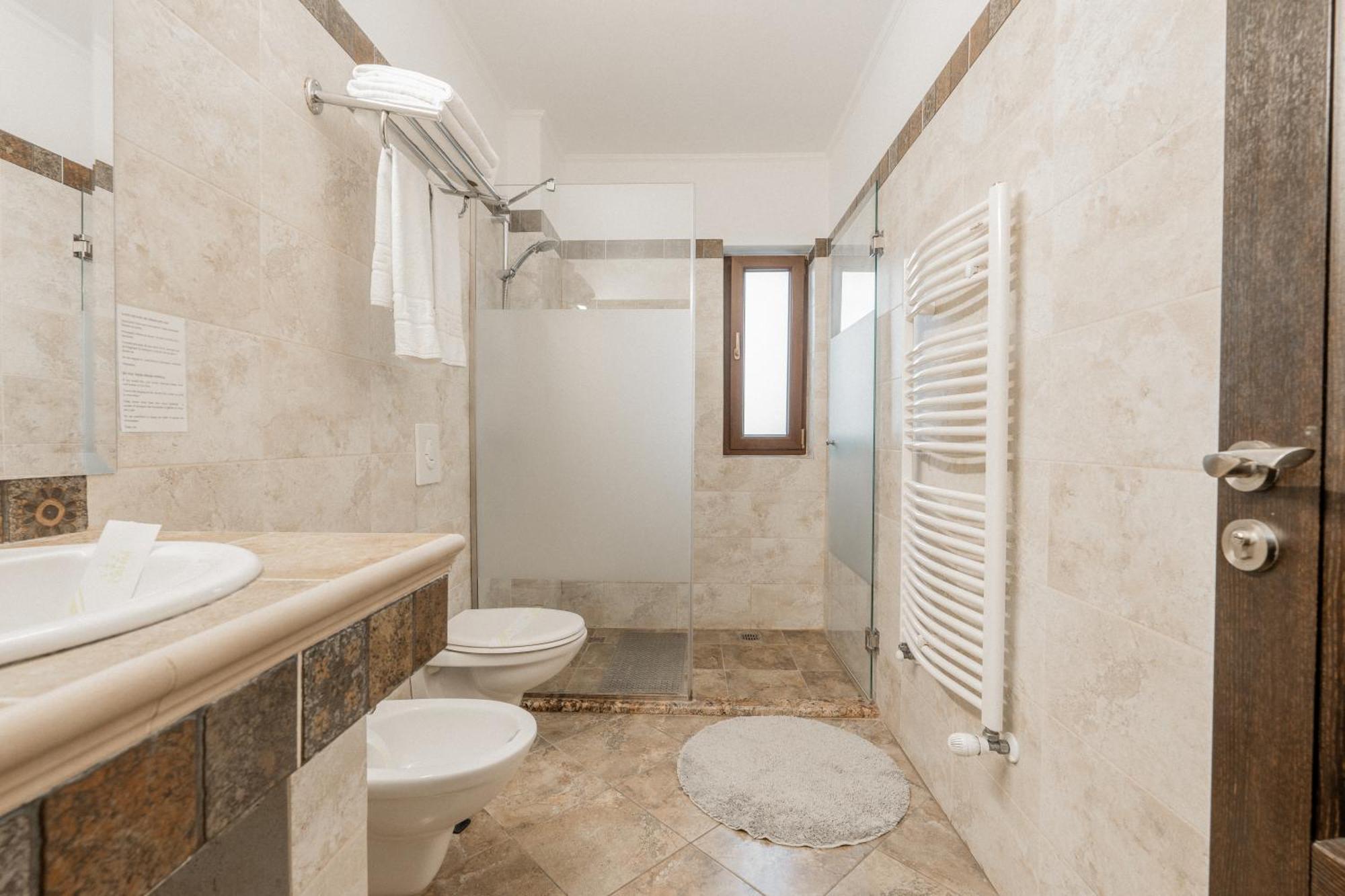 Hotel Curtea Bizantina Suceava Exterior foto