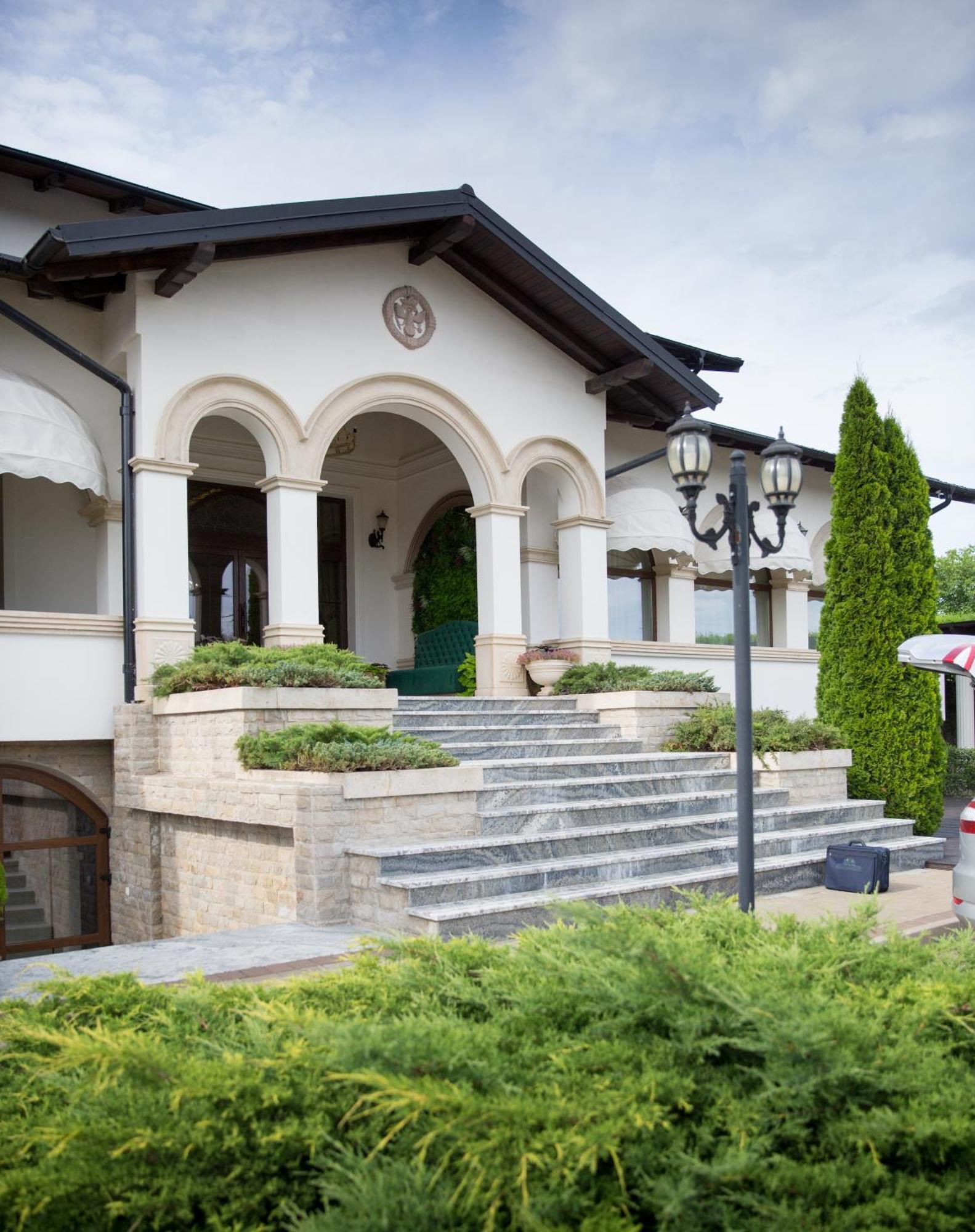Hotel Curtea Bizantina Suceava Exterior foto