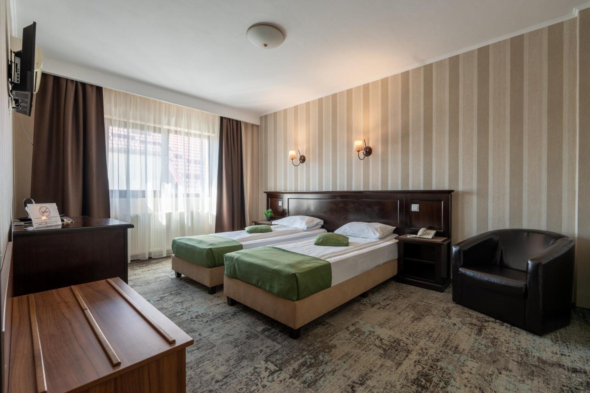 Hotel Curtea Bizantina Suceava Exterior foto