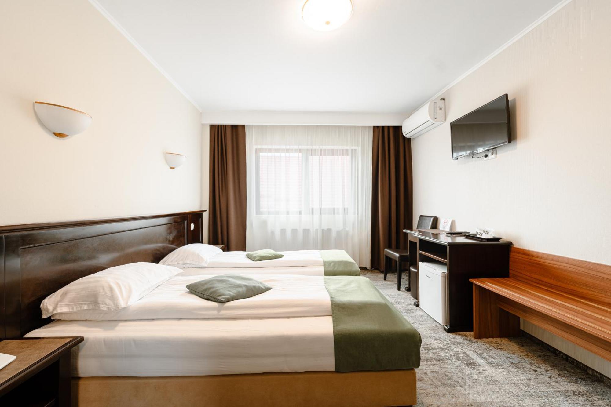 Hotel Curtea Bizantina Suceava Exterior foto