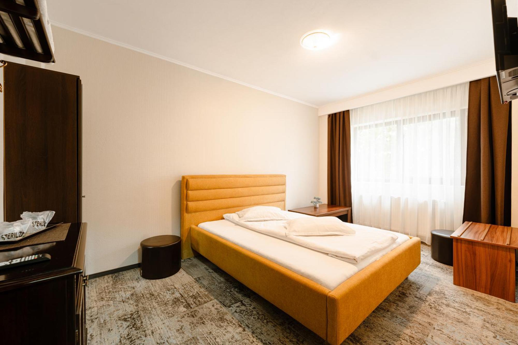 Hotel Curtea Bizantina Suceava Exterior foto
