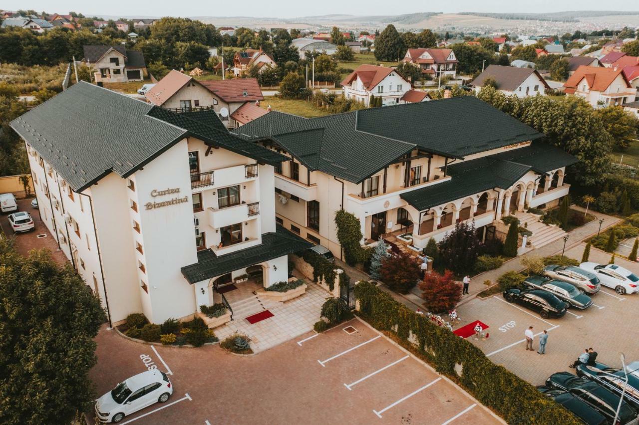 Hotel Curtea Bizantina Suceava Exterior foto